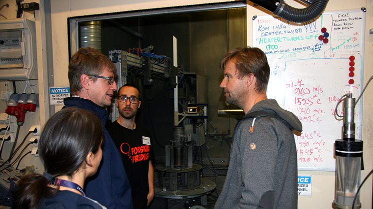 Jonas Olsson, forskningsingenjör, guidade besökare som ville veta mer om högskolans forskning inom produktionsteknik. 