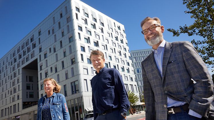 Nordensjef i Visa Henning Holtan (t.h.), Adm. direktør i Vipps Rune Garborg og Berit Svendsen, Leder Vipps internasjonal. Foto: Morten Brakestad.