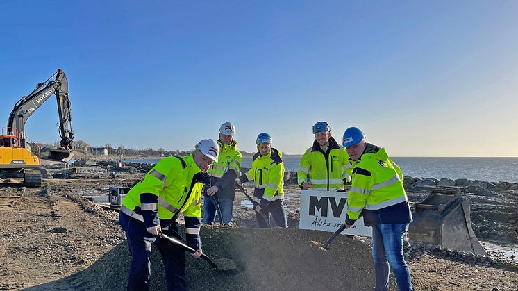 Första spadtagen för byggstarten av Waterfront i Trelleborgs Hamn