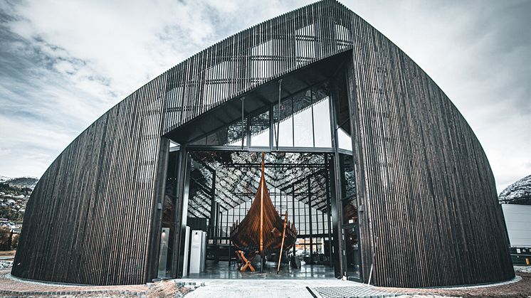 Sagastad - et kombinert viten- og opplevelsessenter ved fjorden i Nordfjordeid sentrum. Foto: Ruben Solvedt