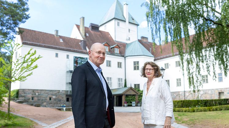 Jan Heiret blir ny direktør på HL-senteret fra 1. januar 2024. Nåværende direktør Guri Hjeltnes ønsker ham hjertelig velkommen. Foto: Fredrik Solstad