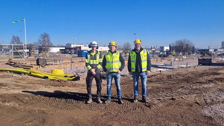 Nytt stadsdelsprojekt planeras för i Skövde. Från vänster: Simon Andersson (Platschef), Patric Bäckström (Kundcenterchef på Ramirent i Skövde) och Peter Melin (Distriktssäljare på Ramirent Västra Götaland)