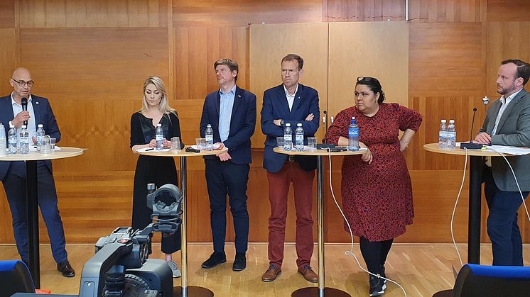 Från vänster: Moderatorn Lisa Pelling, Rikard Larsson (S), Maria Ferm (MP), Martin Ådahl (C), Martin Ängeby (L), Lorena Delgado Varas (V), Christian Carlsson (KD). Foto I Eckerman.