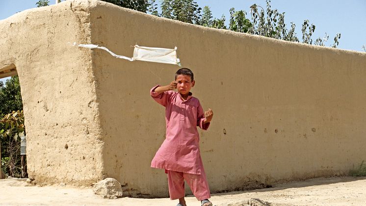 Francis Alÿs, Children's Game #10, Papalote. Balkh, Afghanistan 2011 – 4’13”. In collaboration with Elena Pardo and Felix Blume.