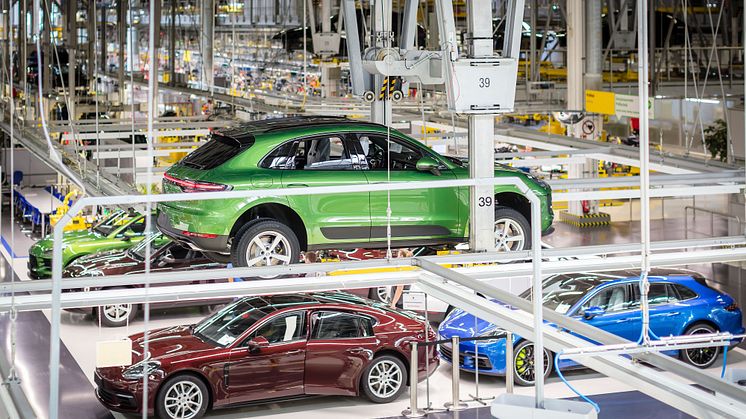 Production launch: the first customer vehicle of the new Macan rolls off the production line