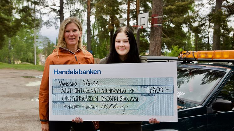 Bild från förra årets donation till drogfri skolavslutning. 