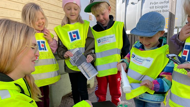 Barn som sorterar tidningar och förpackningar och får lära sig vad de kan bli när de återvinns.