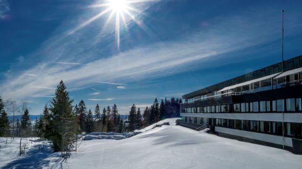 Hotellets läge och utbud gör Voksenåsen Hotell till en tillgänglig och varierande skiddestination, dit man till och med kan ta tåget direkt från Oslo. 