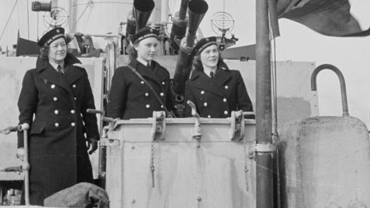 Noen av Norges første kvinnelige marinesoldater på øvelsestokt., trolig i 1943.