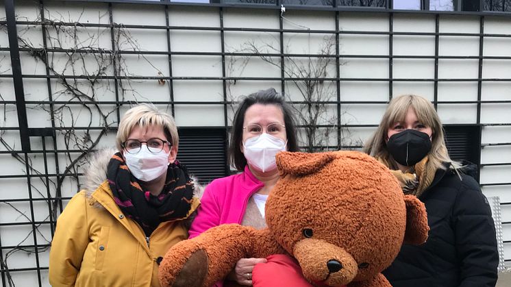 Jennifer Hensel (li.) und Isabell Redlich (re.) mit Kerstin Stadler von Bärenherz