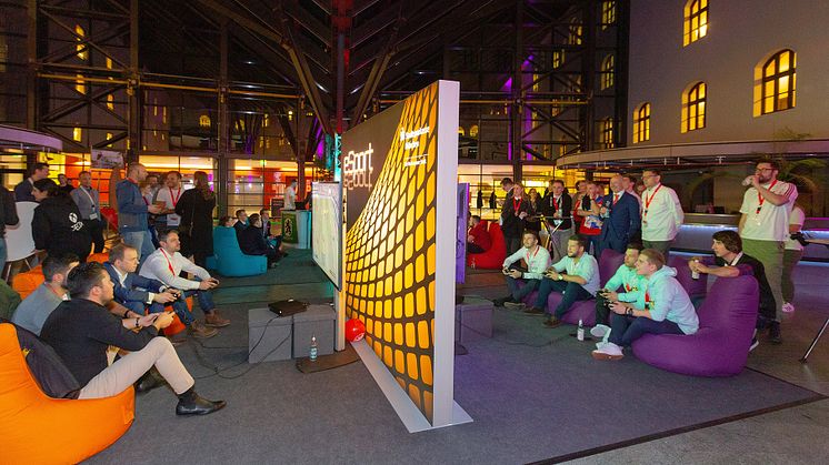 In der Kundenhalle der Stadtsparkasse München findet das erste eSport Fußballturnier mit Kunden, Partnern und Mitarbeitern statt .