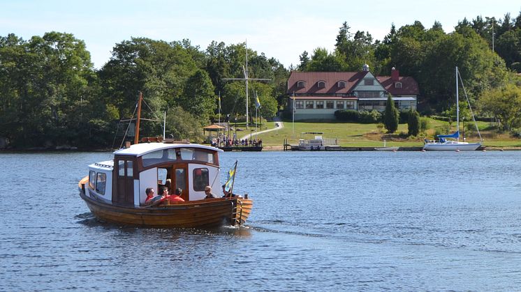 Karöline på väg mot vackra Karön med pittoreska stugor där du får havet, lugnet och naturen som granne