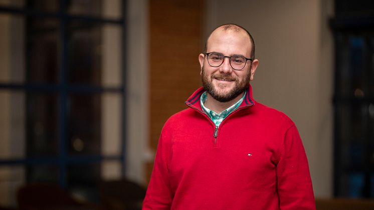 Enrique Ruiz Zúñiga, doktorand på Institutionen för ingenjörsvetenskap vid Högskolan i Skövde, har forskat om hur svenska företag på bästa sätt kan utforma insidan av sina fabriker. Foto: Högskolan i Skövde