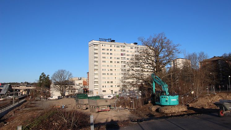 Ny bostäder på gång. Här, vid Trångsundsvägen 4-6, kommer det inom ett par år finnas 125 nya lägenheter. 