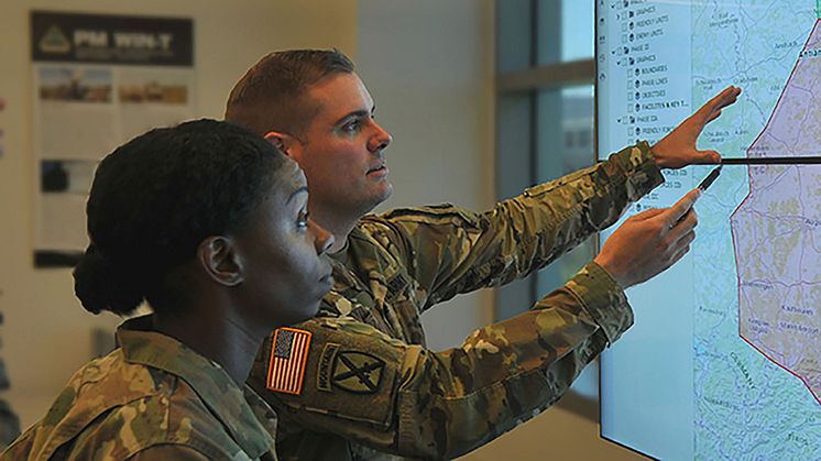 img1238_01_us_commanders-pointing-on-screens-with-digital-map