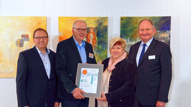 Leuchturmprojekt 2018 Vereinsvorstände (Borchen-)Etteln (v. l.): Markus Bickmann, Andreas Voss, Kornelia Wegener und Dr. Stephan Nahrath, Geschäftsführer Westfalen Weser Energie.