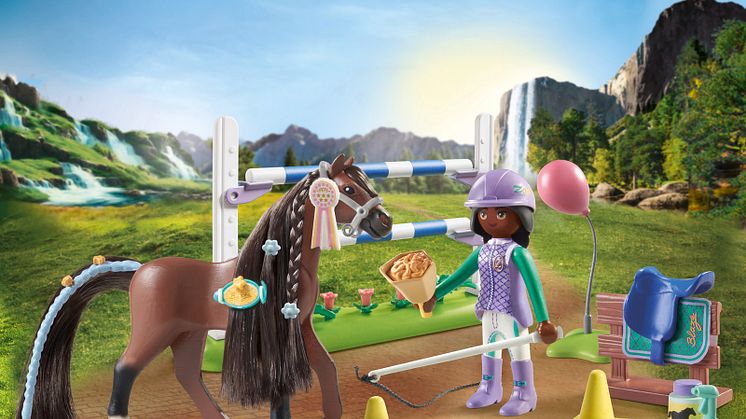 Kämmen, frisieren und füttern erlaubt!  Die PLAYMOBIL-Pferdewelt „Horses of Waterfall“ wird um drei neue Spielsets mit besonderen Features erweitert.