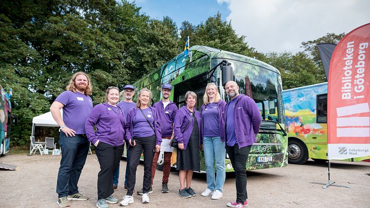 Bokbussens medarbetare framför buss Grön på Bokbussträff 2022 i Flensburg tidigare i år. Foto: Philipp Tonn