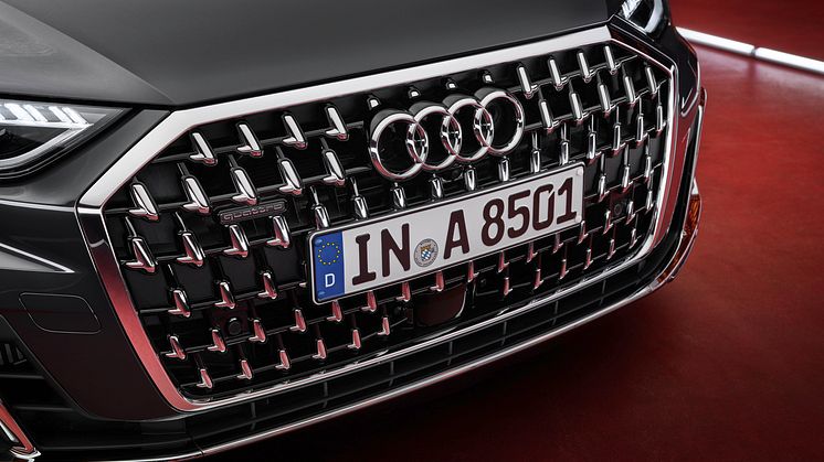 Audi A8 med ny singleframe-grill
