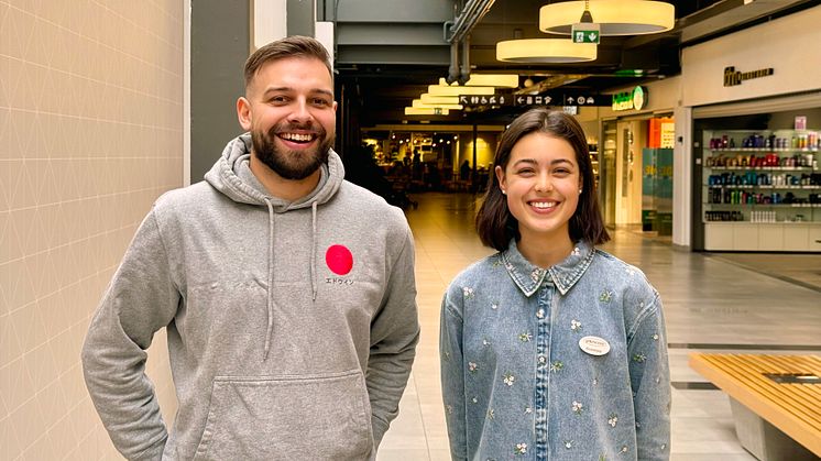 Prosjektleder Kevin på Jobbsenteret for unge og Sara (15) er glade for at flere arbeidsgivere tar imot ungdom til vinterferiejobb. Foto: Eyvind J. Schumacher, Oslo kommune