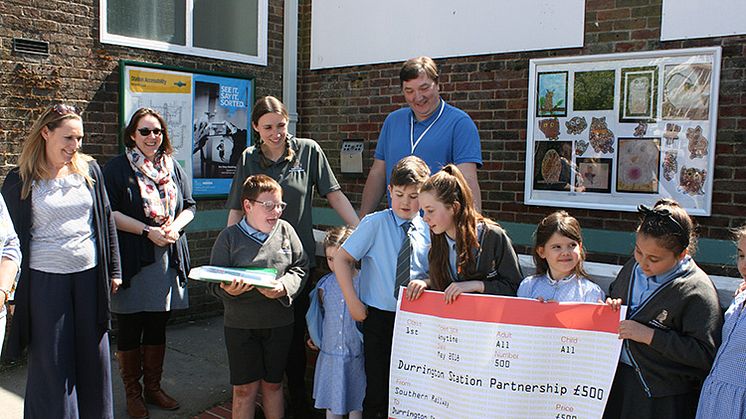 Hawthorns Primary School receives £500 from Southern at station partnership launch