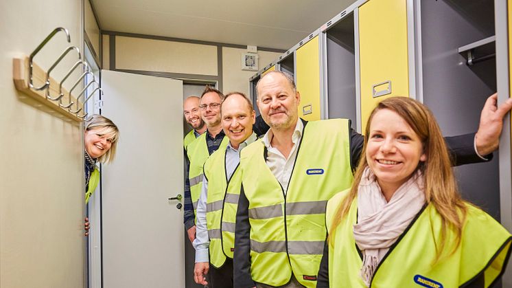 Peter Hansson, Lars Jadenstam, Joakim Tryggstad på Ramirent samt Christina Lindbäck, Hans Säll, Emese Nemethi på NCC tog sig en rundvandring i den nya prototypen. Foto: Joakim Kröger, NCC