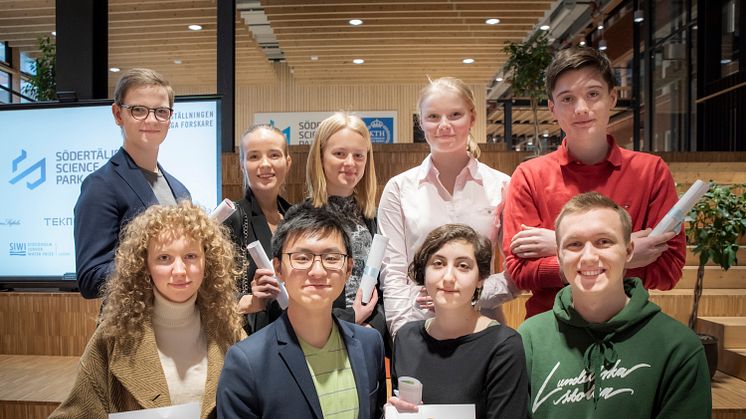 På bild: Max Kenning, Janina Ojanne, Sara Elmgart, Josephine Palm Jensen, Lucas Dow, Elsa Berlin, Kevin Jiang, Darja Aspromonti och Albin Glanborg. Foto: Fredrik Sederholm.