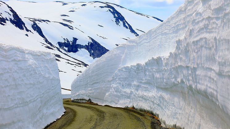 Snøsmeltingen er endelig i gang! Her illustrert med idylliske gamle Strynefjellsvegen. 