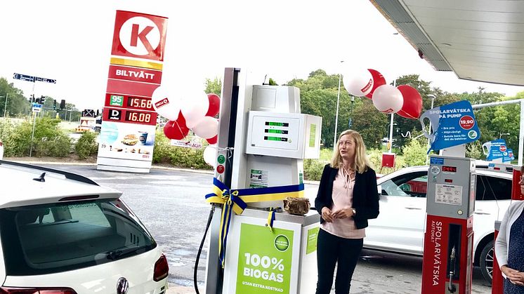Katarina Luhr, Stockholms klimat- och miljöborgarråd, inviger biogasstationen på Circle K Frescati
