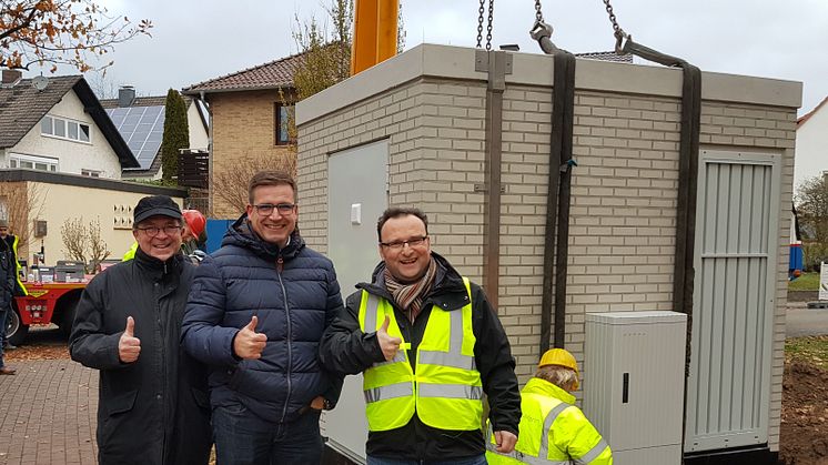 von links:  Jörg Machill (Gemeindevertreter GLE), Carsten Strzoda (Bürgermeister), Markus Lungwitz (Projektleiter Bau Deutsche Glasfaser)