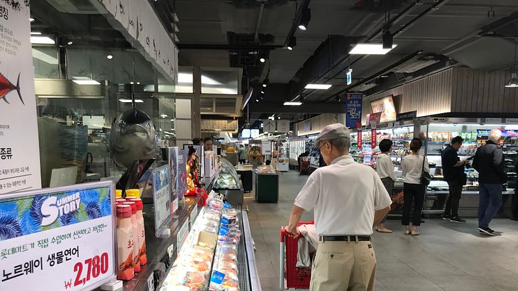 Forbrukere verden over er opptatt av sjømatens innpakning. De fleste vil helst unngå plast eller materialer som ikke lar seg resirkulere. Her fra et supermarked i Sør-Korea. FOTO: Sjømatrådet