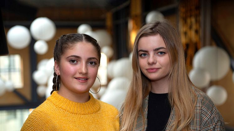 Leah Kojhasarle sjunger och Clara Wallman intervjuar barnen. Foto: Calle Slättengren/SON