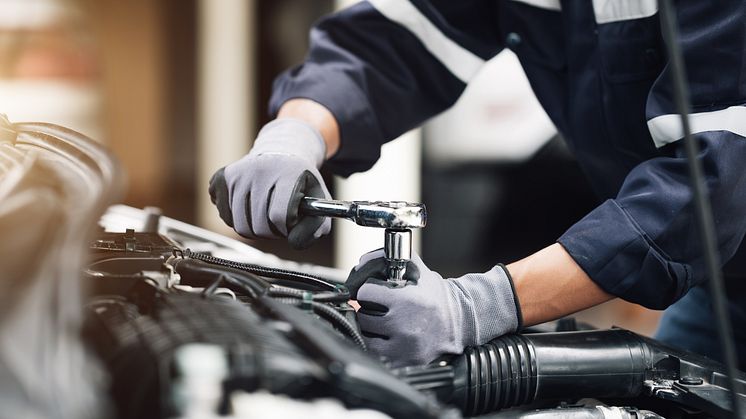 Mekaniker reparerer motor på bil