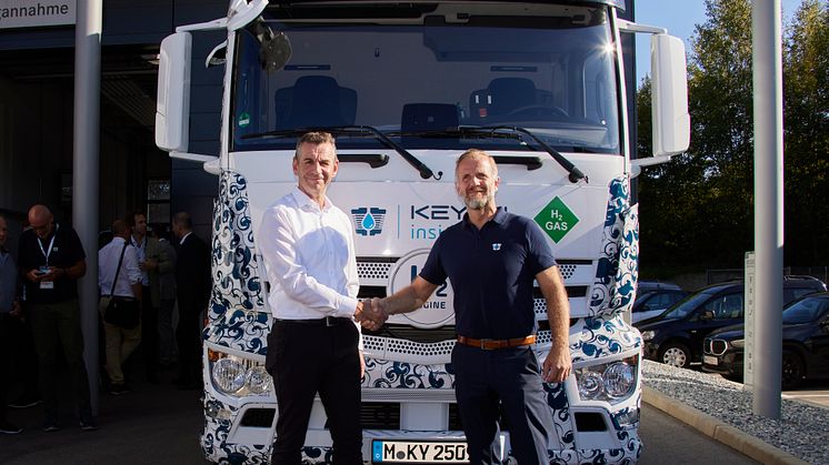Die Geschäftsführer Bernhard Wasner (links im Bild, Paul Nutzfahrzeuge GmbH) und Markus Schneider (rechts im Bild, KEYOU GmbH)