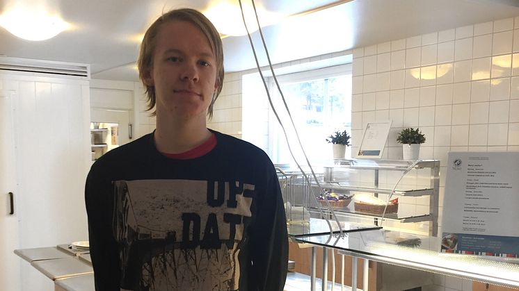 Emil Erkki studerar på restaurang- och livsmedelsprogrammet på Gränsälvsgymnasiet i Övertorneå. De praktiska yrkesämnena studerar han  två dagar i veckan  hos oss på Utbildning Nord