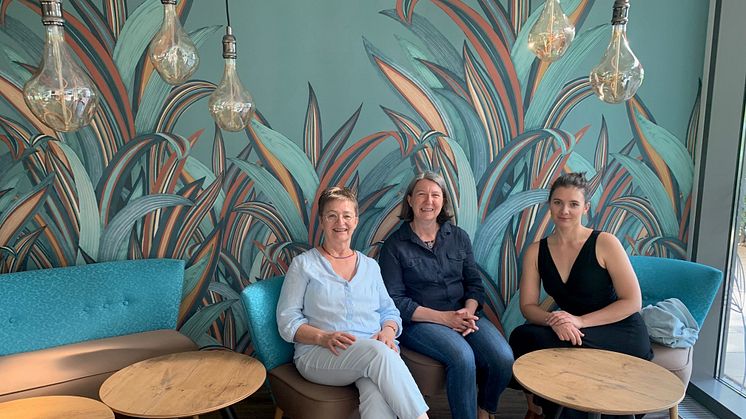 Pfarrerin Annette Hestermann (von links), Eva Riedinger (Leitung Wirtschaft und Versorgung) und Sängerin Judika Tschammer im Café Vielfalt. (Foto: Hephata-Archiv)