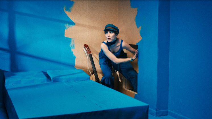 Maja Gödicke i musikvideon till låten Blå