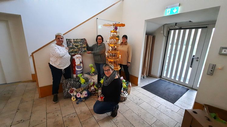 Frau Lohmann, Frau Ulle und Frau Kramer, Mitarbeiterinnen des Marktkaufs Markkleeberg, präsentieren stolz die erfüllten Wünsche und übergaben sie an Frau Stadler (hinten mittig)