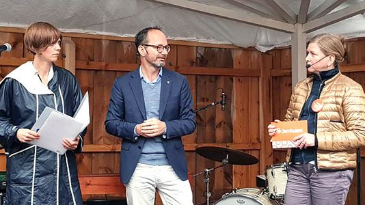 Åsa Juhlin, moderator, Tomas Eneroth, infrastrukturminister och Kerstin Gillsbro, vd Jernhusen, i diskussion på Jernhusens mingel i Almedalen.