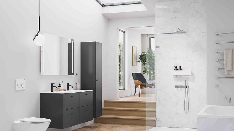 TREND: Ta med elementer fra resten av hjemmet inn på badet og skap en helhet. For eksempel som det er gjort her ved å blande tregulv med marmor og ved å bruke designlampe i taket. 