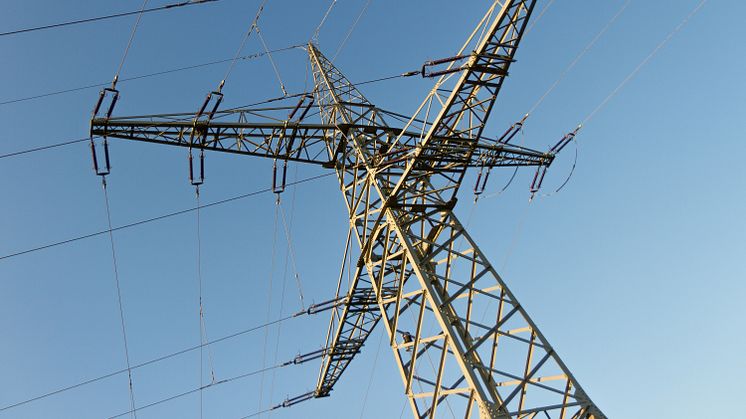 Ein neuer Abzweig führt die 110kV-Leitung des Bayernwerks ins Umspannwerk Weidach. Die Einbindung schafft einen Knotenpunkt im Stromnetz.