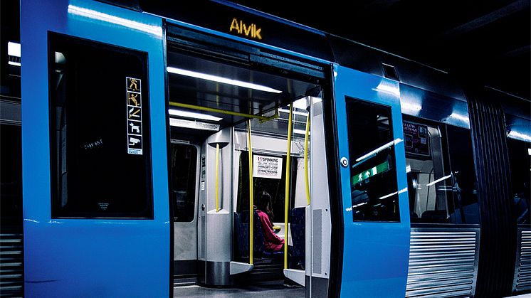 En duva tar tunnelbanan i stället för att flyga. Foto: Johan Lind/N.