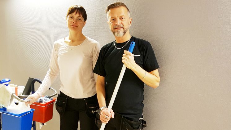 Maria Carlsten och Jan Larsson började på Samhall men är idag anställda av Riksbyggen .
