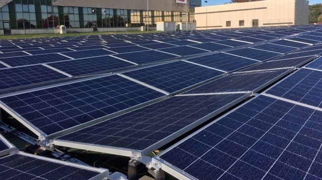 A la biscuiterie de la Haye-Fouassière, près de Nantes, les 42 îlots EllyBox installés sur une surface de 15 000 m² produiront 1,213 GWh d’électricité par an, soit l’équivalent de 600 foyers (crédit photo ValEnergies).