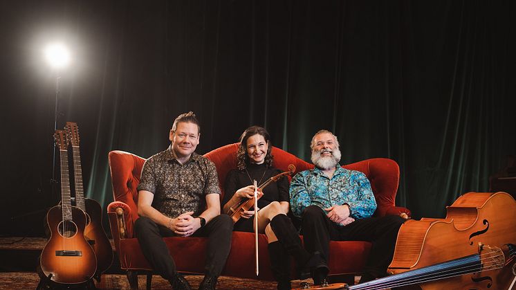 Magnus och Sophia Stinnerbom med Sébastien Dubé bjuder in gäster till Västanå Sessions. 