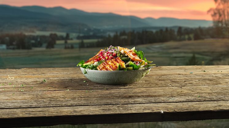 Sommarsallad med Norrloumi, päron och granatäpple