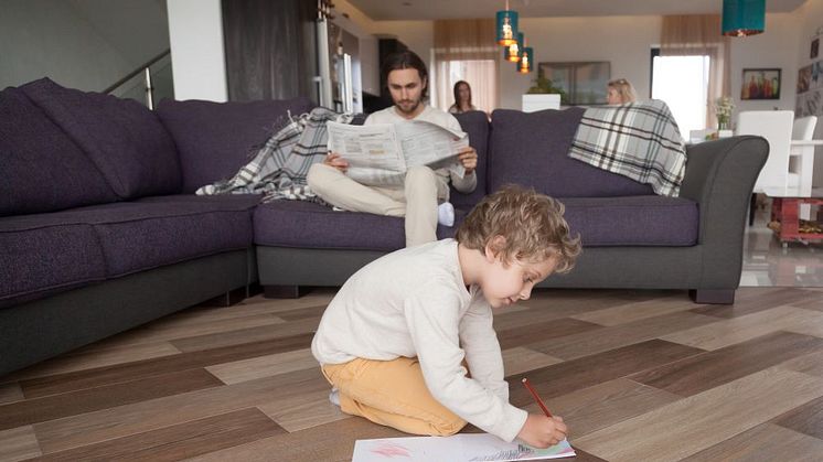 ​Även yngre barn under 16 år som bor tillsammans med någon som har en pågående covid-19 infektion rekommenderas nu att stanna hemma från förskola, skola och fritidsaktiviteter.