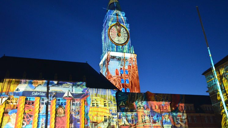 Schon 2014 hüllte das Festival of Lights das Rathaus und die Oper in ein Meer aus Licht.