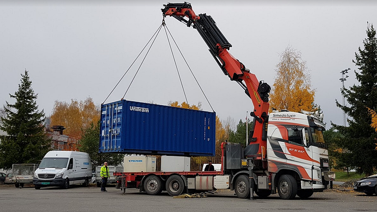 Gjensidige vurderer fortløpende flomberedskapen på utsatte steder. Her fra utplassering av containere med akuttutstyr under vårflommen i 2018.  