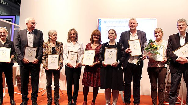 De vinnande läromedelsförfattarna är, från vänster i bild, Märta Glaveby, John Steinberg, Ingmari Lundhäll, Anna Ericsson Nordh, Synnöve Carlssson, Anna Hansson, Torsten Bengtsson, Lena Alfredsson och Hans Heikne. Foto Anita Hyttinen